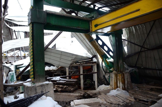 Bitlis’te Mermer Fabrikasının Çatısı Çöktü
