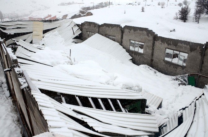 Bitlis’te Mermer Fabrikasının Çatısı Çöktü