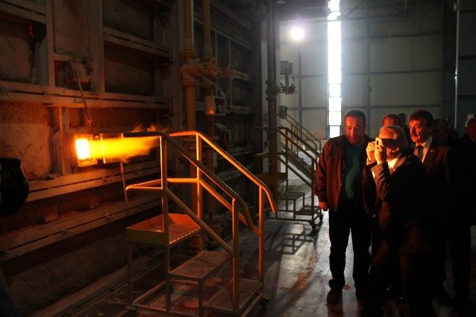 Vali Karaloğlu, Bin 300 İşçinin Çalıştığı Fabrikaya Hayran Kaldı