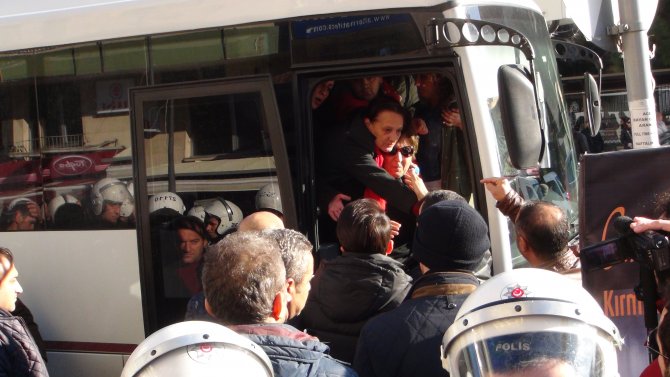İzmir'de protesto gösterisi yapan HDP'liler gözaltına alındı