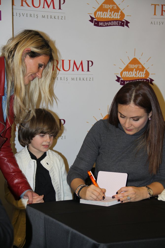 Ünlü oyuncu, ajandasını çocuklar için imzaladı