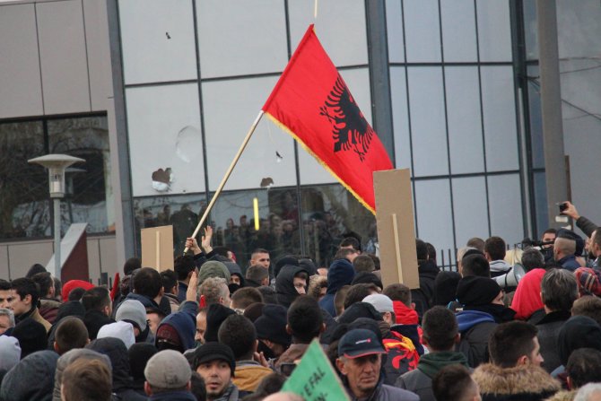Kosova'da göstericiler başbakanlık binasına Molotof kokteyli attı