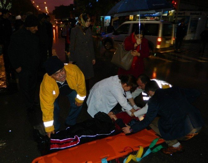 112 Görevlisi, Üşümemesi İçin Yaralı Kadının Üzerine Ceketini Örttü
