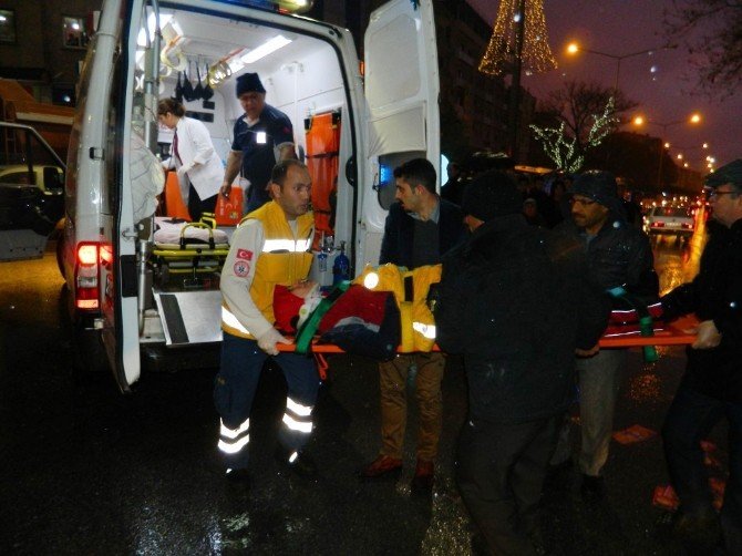 112 Görevlisi, Üşümemesi İçin Yaralı Kadının Üzerine Ceketini Örttü