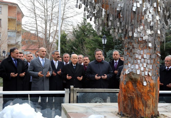 Bahçeli, Ülkücü Şehitler Anıtı'nda dua etti, karanfil bıraktı