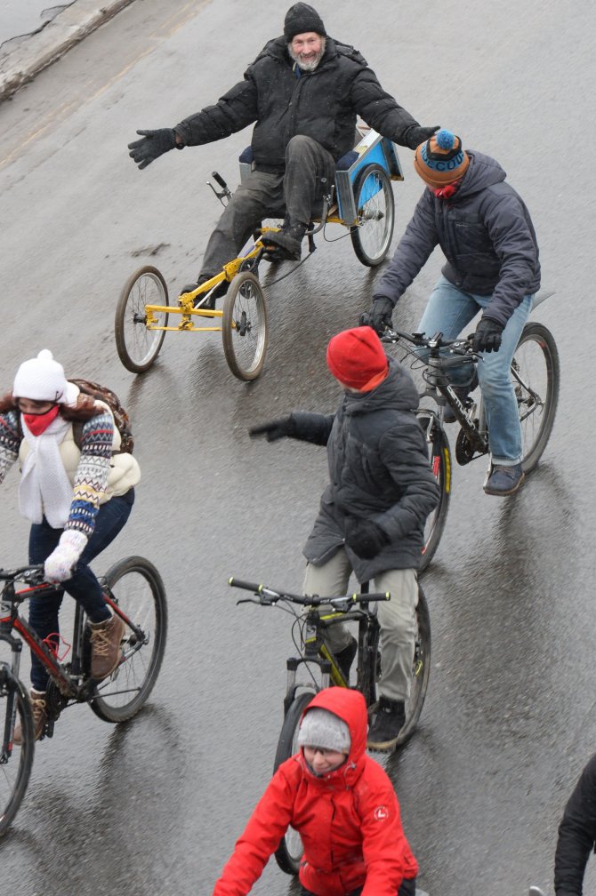 Moskovalılar soğuğa aldırmadan bisiklet sürdü