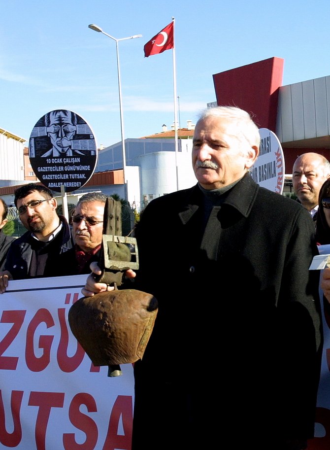 Cezaevi önünde gazetecilere 'çanlı' destek
