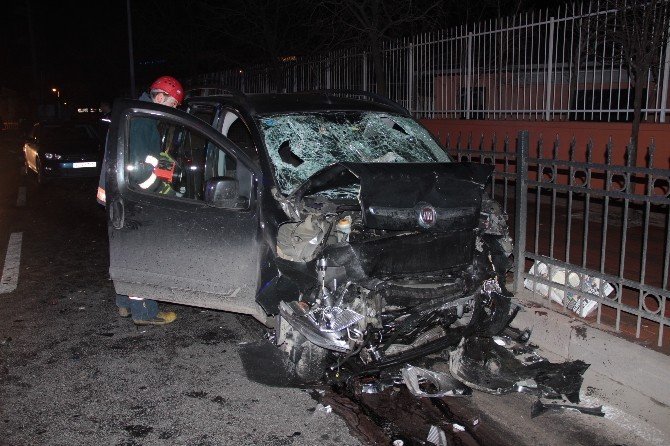 Şişli’de İki Araç Kafa Kafaya Çarpıştı: 7 Yaralı