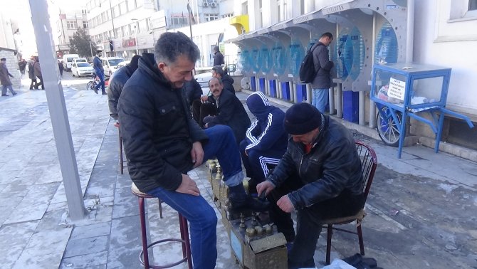 Soğuk havada ayakkabı boyacılığı ile ekmek parası kazanıyorlar