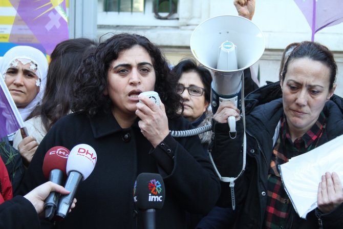 HDP’li kadınlar Fransa Başkonsolosluğu’na siyah çelenk bıraktı
