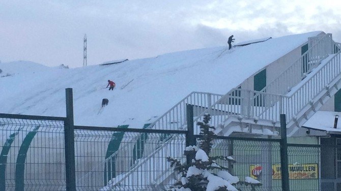 Van’da Halı Sahaların Çatıları Kardan Temizlendi