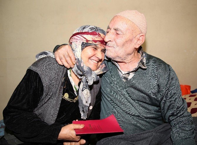 Şanlıurfa’da Yaşlı Çift Dünyaevine Girdi