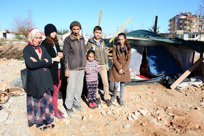 AKP'li belediye 22 yıldır oturdukları evlerini yıktı, 1 aydır çadırda yaşıyorlar