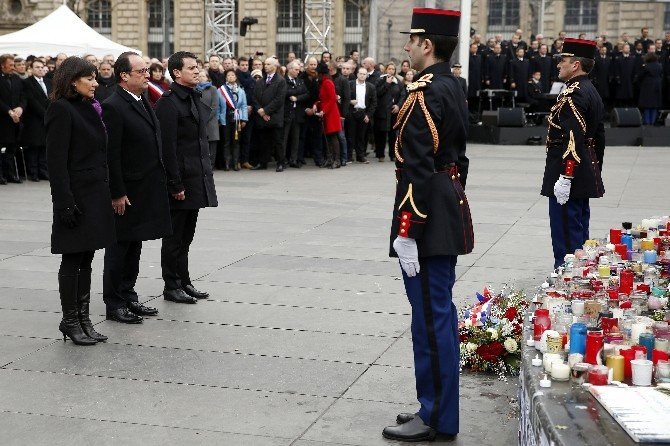 Paris’teki Terör Saldırılarında Hayatını Kaybedenler Anıldı
