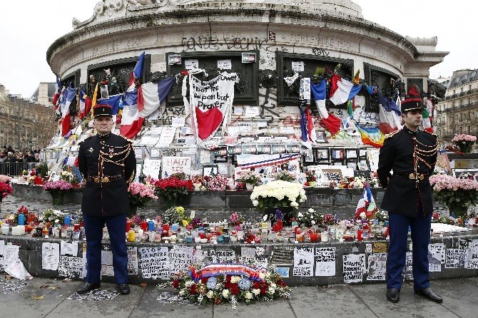 Paris’teki Terör Saldırılarında Hayatını Kaybedenler Anıldı