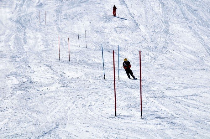Hakkari’de Kayak Yarışması Düzenlendi