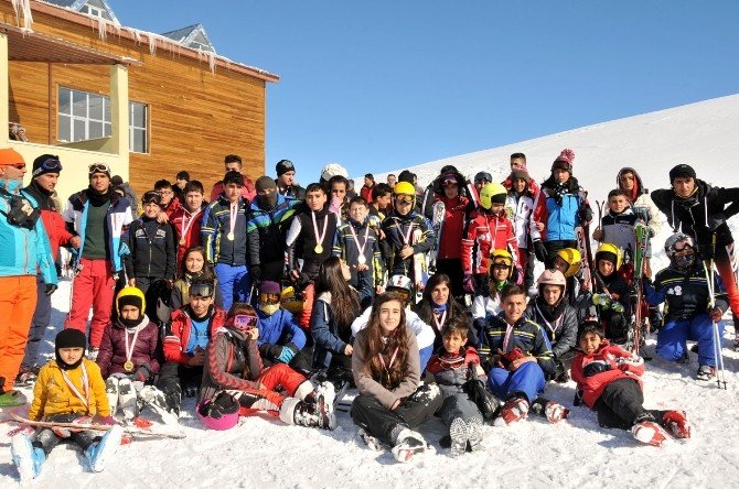 Hakkari’de Kayak Yarışması Düzenlendi