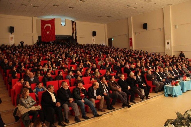 Mersin Büyükşehir Belediyesi Tiyatrosu "Eski Çarıklar" Oyununu Sahneledi