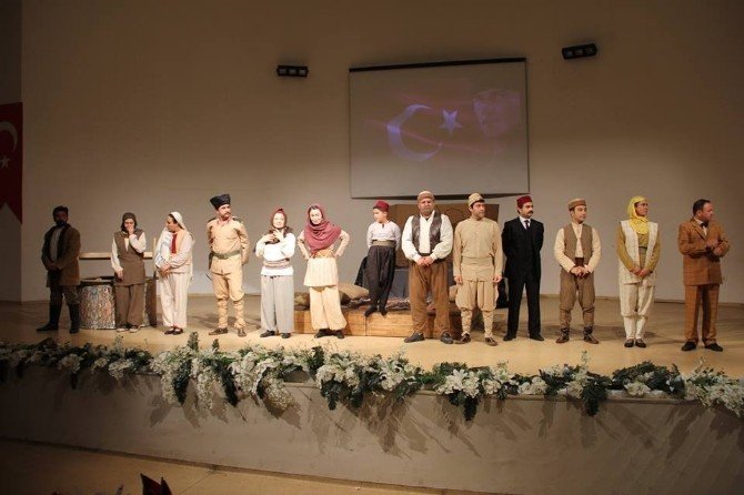 Mersin Büyükşehir Belediyesi Tiyatrosu "Eski Çarıklar" Oyununu Sahneledi