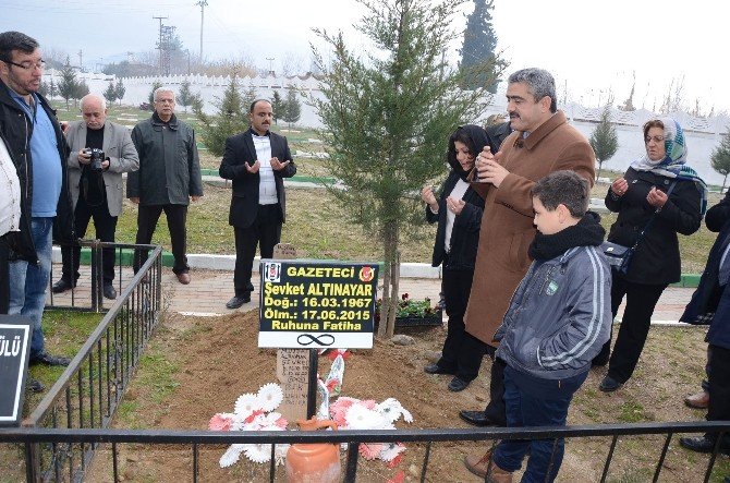 Merhum Gazetecilerin Mezarlarına Karanfil Bırakıldı