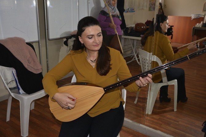 Ev Hanımı Kadınlar Halk Müziği Korosu Kurdular