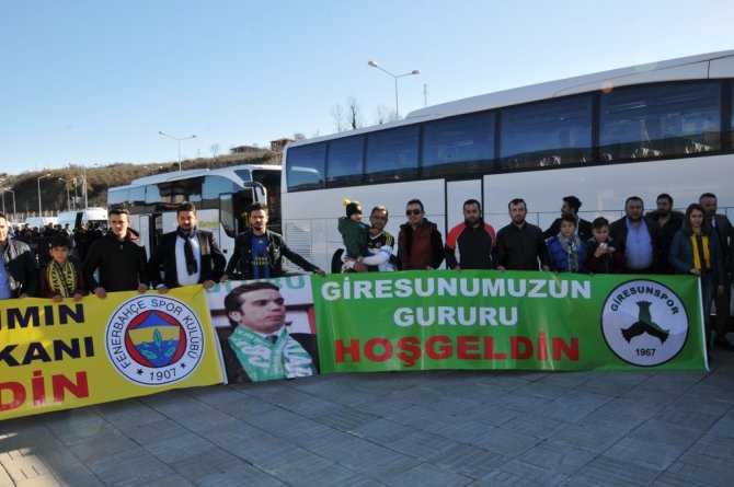 Fenerbahçe Ordu-Giresun Havalanı'nda çiçeklerle karşılandı