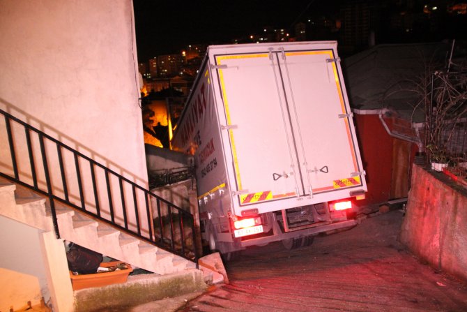 Duvara sıkışan kamyon 3 saatte kurtarıldı