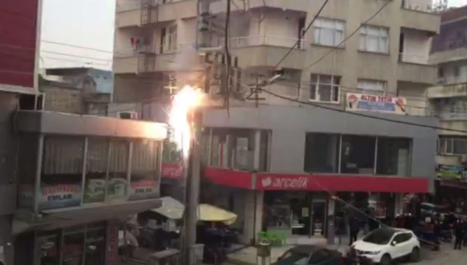 Patlayan elektrik direğindeki trafo etrafa ateşler saçtı