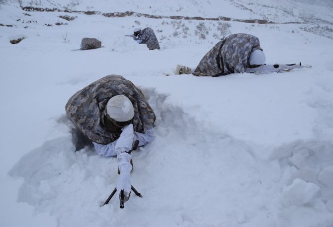 Şemdinli'de derin kar ve şiddetli soğukta muharebe eğitimi
