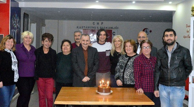 CHP Kadın Kollarından Ödül Alan Gazeteciye Jest