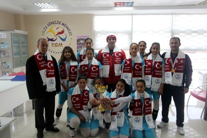 Yıldız Kızlarda Voleybolun Şampiyonu Karamelik Ortaokulu Oldu
