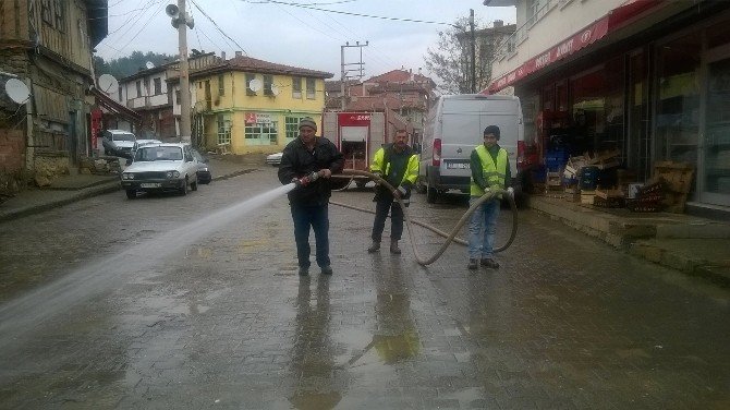 Hanönü Belediyesi Cadde Ve Sokakları Yıkıyarak Temizliyor