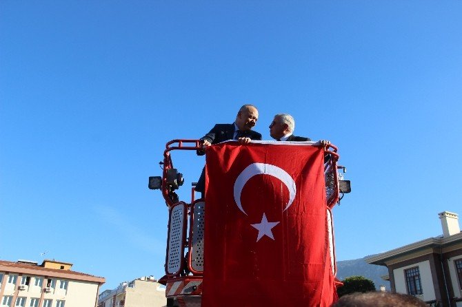 55 Metre Yüksekte Türk Bayrağı Açtı