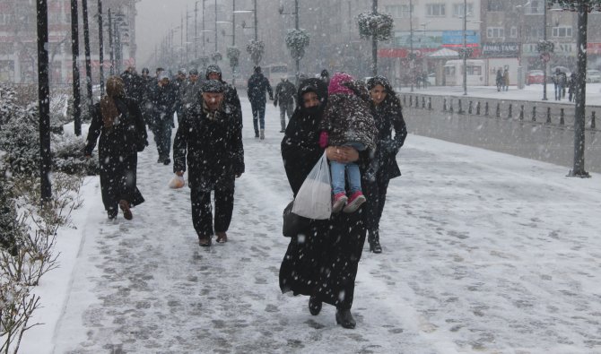 Sivas’a 2 gün aranın ardından yeniden kar yağdı