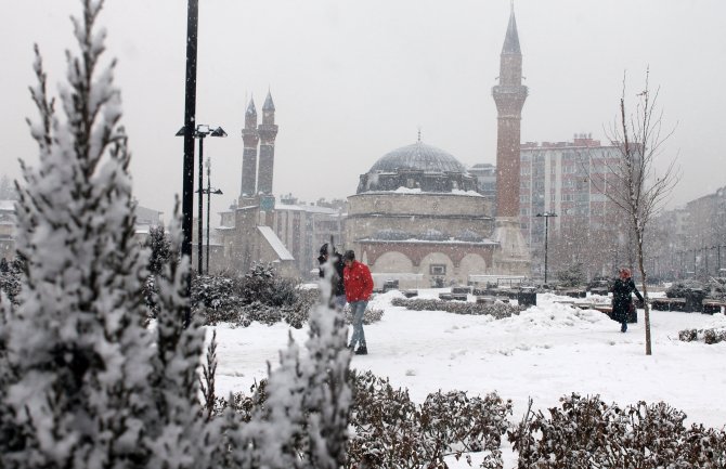 Sivas’a 2 gün aranın ardından yeniden kar yağdı