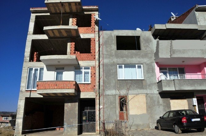Süleymanpaşa Belediyesi Ekipleri İnşaat Kazısında Hasar Gören Apartmanı Tahliye Etti