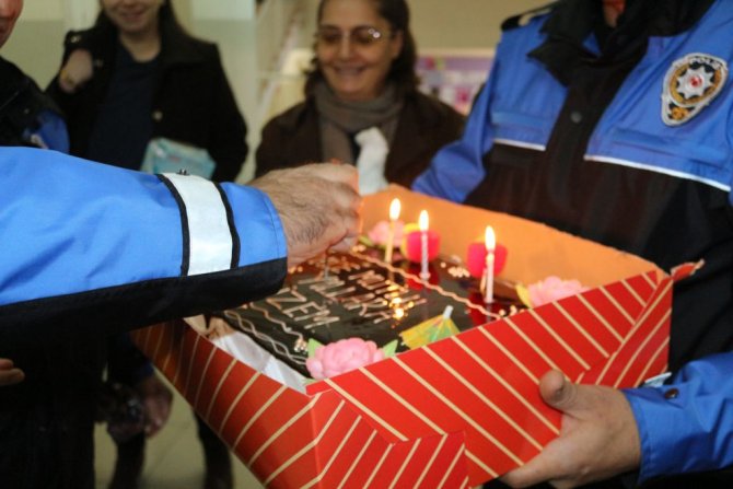 Polislerden öğrencilere doğum günü pastası