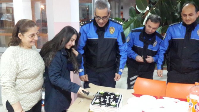 Polislerden öğrencilere doğum günü pastası