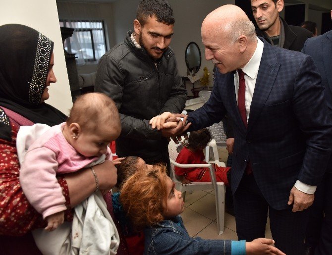 Başkan Sekmen’den Suriyelilere Yardım Eli