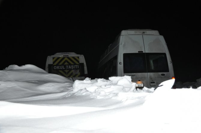 Kar yağışı ve tipiden dolayı yolda mahsur kalan 50 kişi kurtarıldı