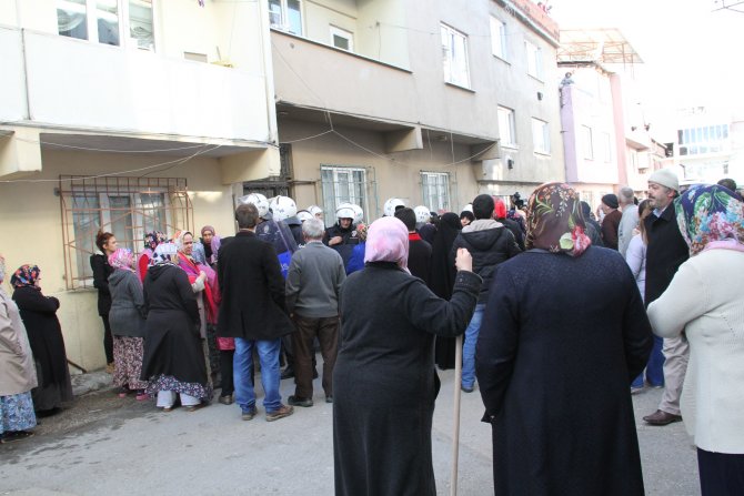 Baz istasyonu mahalleliyi ayağa kaldırdı, çatı katlarından aşağı tahta atılar
