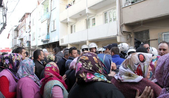 Baz istasyonu mahalleliyi ayağa kaldırdı, çatı katlarından aşağı tahta atılar