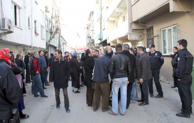 Baz istasyonu mahalleliyi ayağa kaldırdı, çatı katlarından aşağı tahta atılar