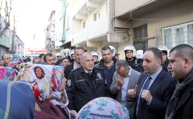 Baz istasyonu mahalleliyi ayağa kaldırdı, çatı katlarından aşağı tahta atılar