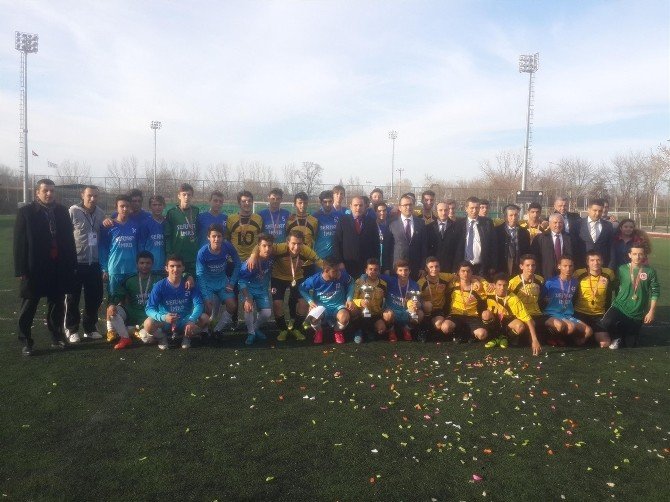 Genç Erkekler Futbol Turnuvasında Şampiyon 1. Murat Anadolu Lisesi Oldu