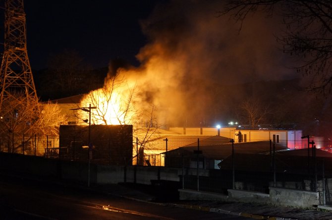 Üniversite yerleşkesindeki trafo merkezi alev alev yandı
