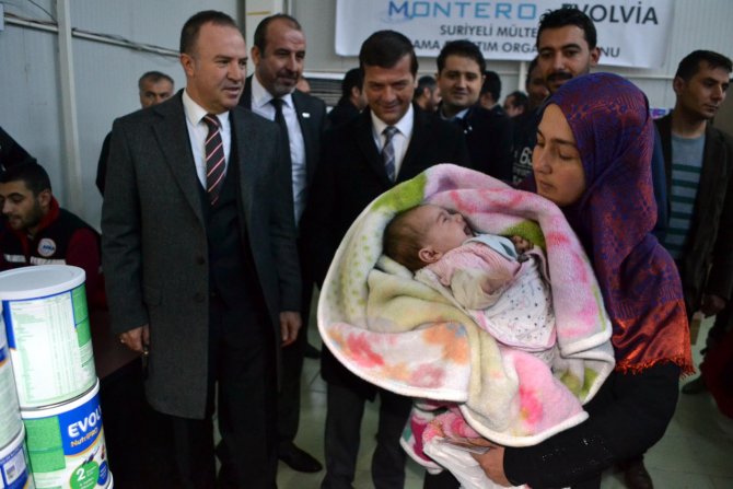 Suriyeli annelere bebek maması dağıtıldı