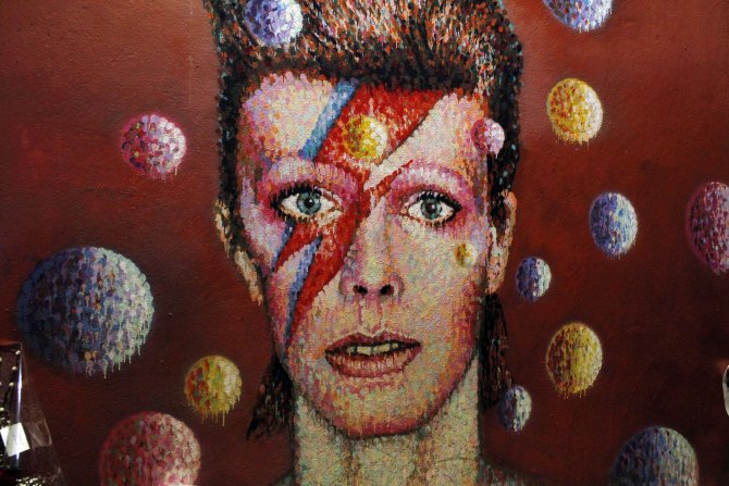 Efsane rock yıldızı David Bowie İngiltere’de anılıyor