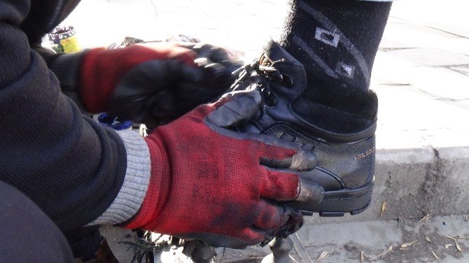 Kars’ta 16 Yılıdır Ekmeğini Soğuğa Rağmen Ayakkabı Boyayarak Çıkarıyor