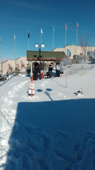 Pınarbaşı’nda Kar Üstünde Piknik Keyfi